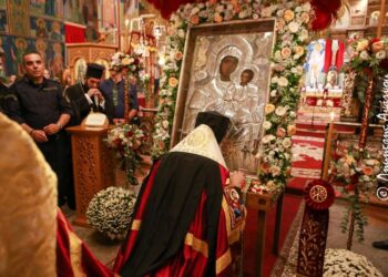 Η Λαμία υποκλίθηκε ευλαβικά στην Παναγία την Αντίνιτσα