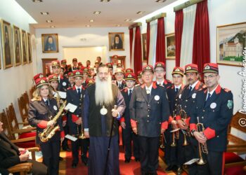 Λαοθάλασσα ευχών και αγάπης στο Επισκοπείο της Λαμίας