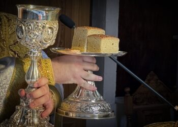 «Πόθεν, πώς;»: Ιερατικός προβληματισμός για την ύψωση δύο άρτων σε Αρχιερατική Λειτουργία