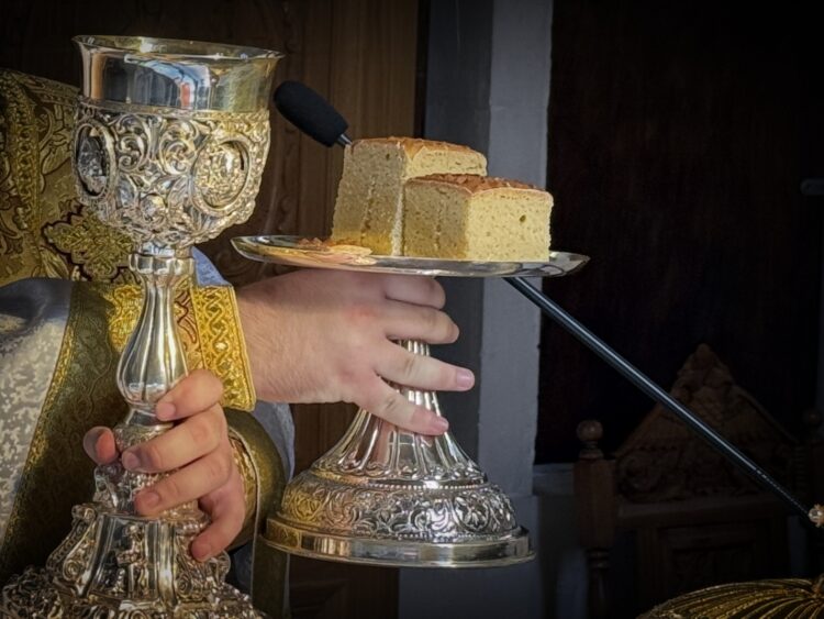 «Πόθεν, πώς;»: Ιερατικός προβληματισμός για την ύψωση δύο άρτων σε Αρχιερατική Λειτουργία