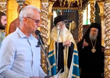Ο Μητροπολίτης Δωδώνης μάλωσε διευθυντή σχολείου για την αμφίεσή του στην εκκλησία: «Με τα πουκάμισα έξω ήρθες, απαράδεκτος»