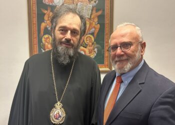 Μια θερμή χειραψία στο περιθώριο της εκλογής