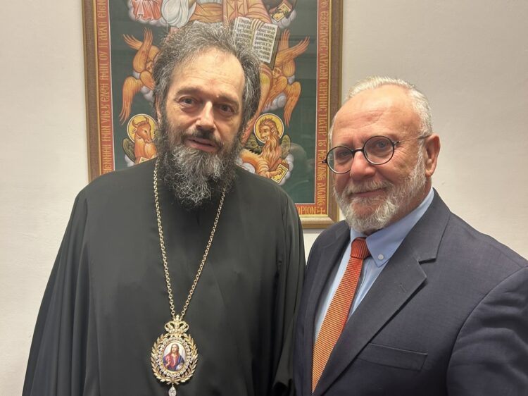 Μια θερμή χειραψία στο περιθώριο της εκλογής