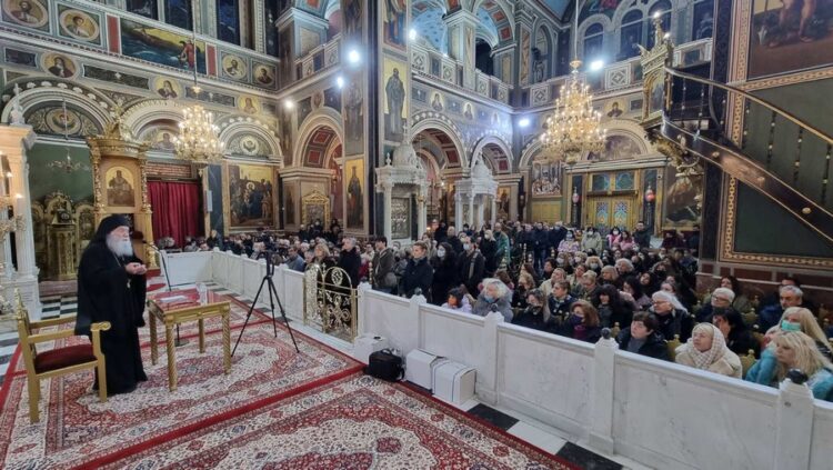 Πλήθος πιστών στις ομιλίες του Γέροντα Νεκταρίου σε Πειραιά και Πεύκη