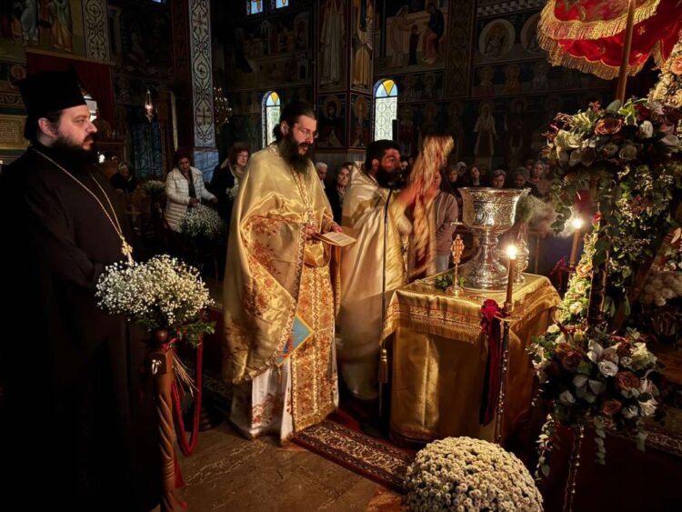 Συρρέουν οι νέοι στον Ναό του Αγίου Αθανασίου Λαμίας για την Παναγία την Αντίνιτσα