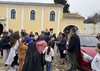 Ο Κερκύρας Νεκτάριος κοντά στα παιδιά