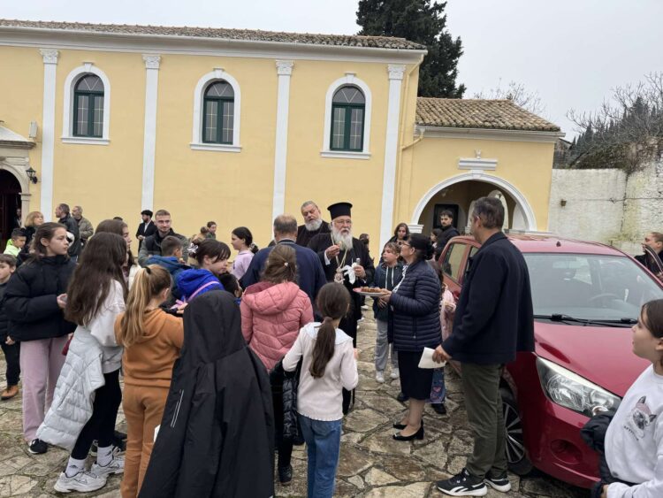 Ο Κερκύρας Νεκτάριος κοντά στα παιδιά