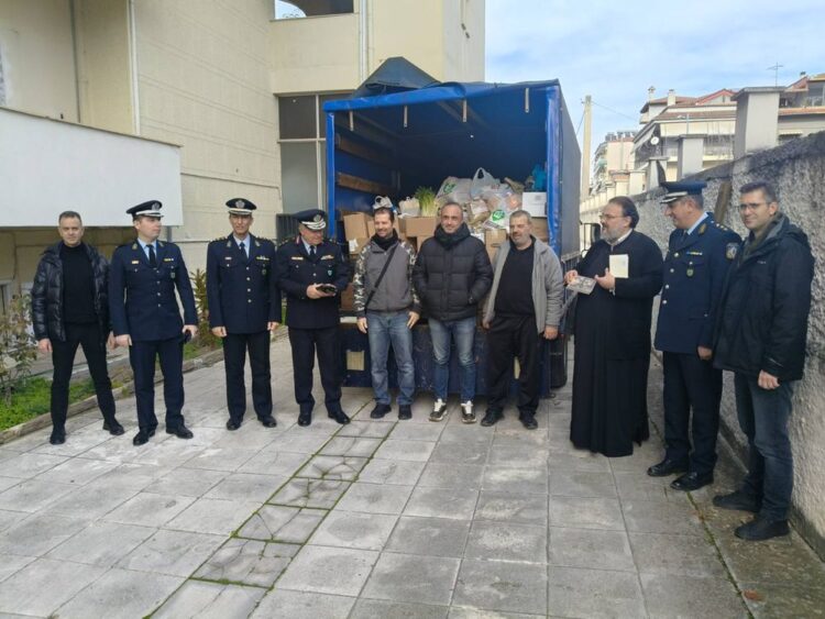 Χριστουγεννιάτικα δέματα διανεμήθηκαν σε εμπερίστατους αδελφούς μας από την Ι.Μ Λαρίσης και τις Ενορίες