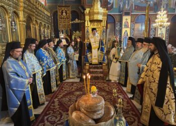 Πανδήμως και μεγαλοπρεπώς τελέστηκε ο Εσπερινός του Αγίου Νικολάου στη Λάρισα