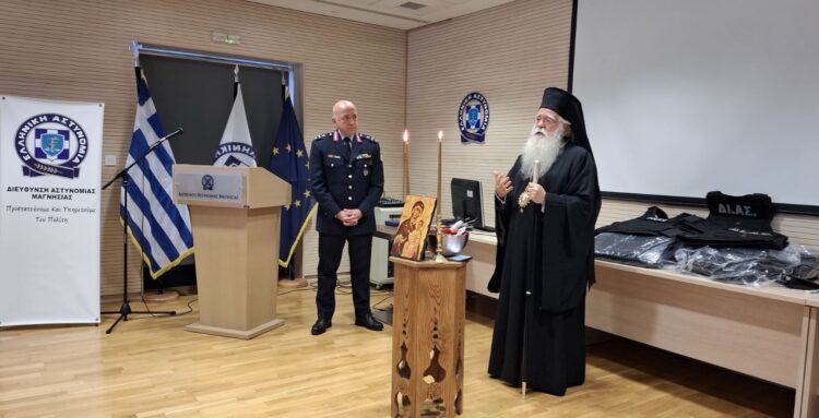 Προσφορά αλεξίσφαιρων στην Ομάδα ΔΙ.ΑΣ. από τον Μητροπολίτη Δημητριάδος