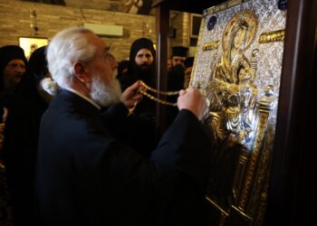 Ο Φωκίδος Θεόκτιστος ενθρονίζει και αφιερώνει το εγκόλπιο χειροτονίας του στην Παναγία την Τρικορφιώτισσα