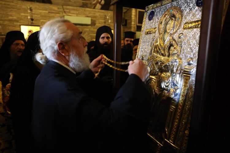 Ο Φωκίδος Θεόκτιστος ενθρονίζει και αφιερώνει το εγκόλπιο χειροτονίας του στην Παναγία την Τρικορφιώτισσα