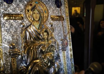 Ο Φωκίδος Θεόκτιστος ενθρονίζει και αφιερώνει το εγκόλπιο χειροτονίας του στην Παναγία την Τρικορφιώτισσα