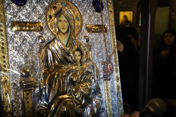 Ο Φωκίδος Θεόκτιστος ενθρονίζει και αφιερώνει το εγκόλπιο χειροτονίας του στην Παναγία την Τρικορφιώτισσα