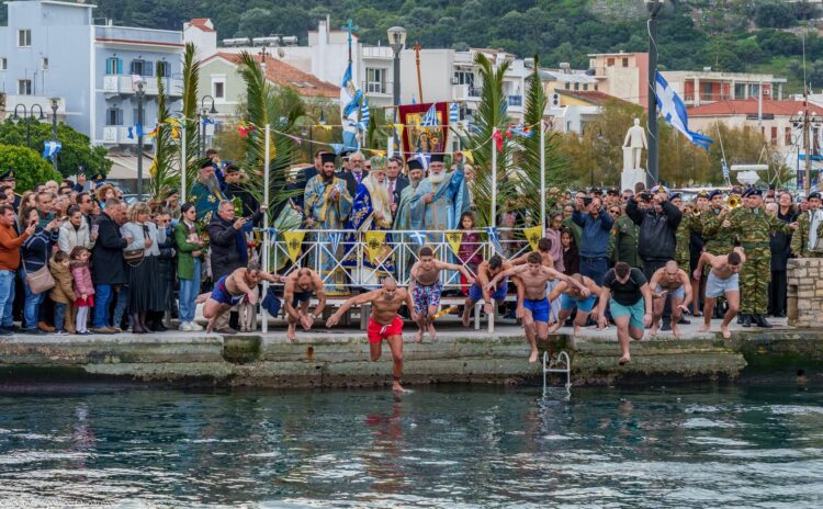 ΜΕ ΛΑΜΠΡΟΤΗΤΑ ΕΟΡΤΑΣΘΗΚΑΝ ΤΑ ΑΓΙΑ ΘΕΟΦΑΝΕΙΑ ΣΤΑ ΑΚΡΙΤΙΚΑ ΝΗΣΙΑ ΜΑΣ