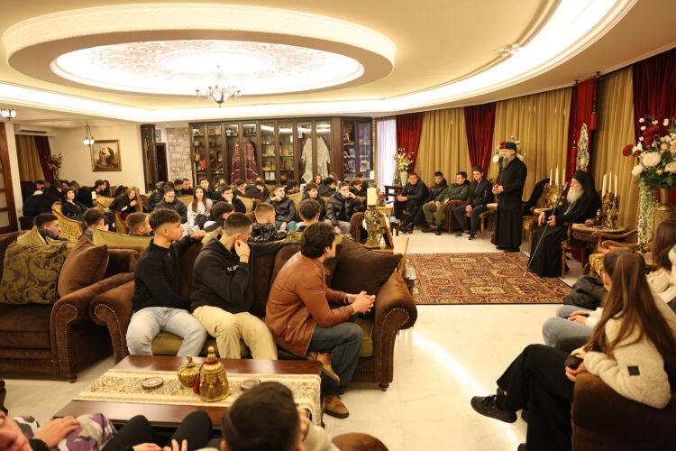 Οι νέοι των κατηχητικών σχολείων Λυκείου στη Μονή Τρικόρφου