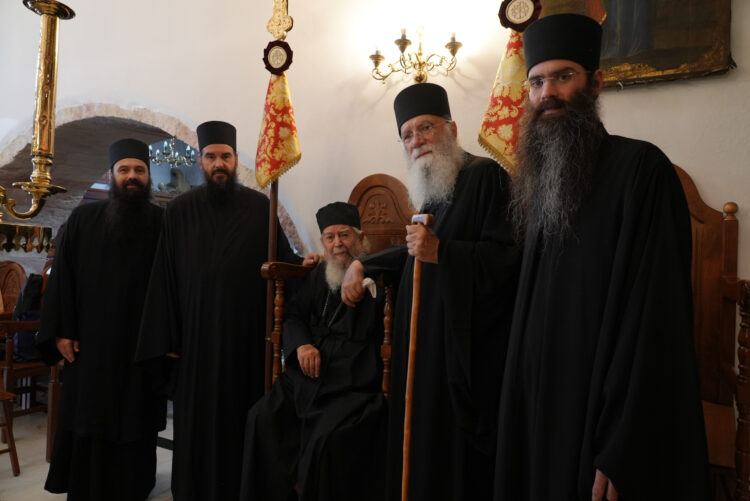 Ο Γέροντας Νεκτάριος στην Πάτμο για να πάρει την ευχή του Μητροπολίτου Γάνου και Χώρας κ. Αμφιλοχίου