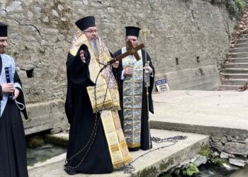 Μετά από τρία χρόνια τελέστηκε η Κατάδυση του Τιμίου Σταυρού στα Τέμπη