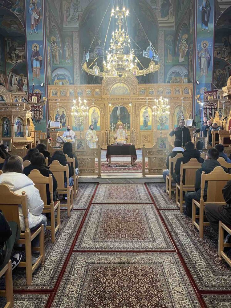 Υποδειγματική Θεία Λειτουργία στον Άγιο Νεκτάριο Ν. Ιωνίας Βόλου