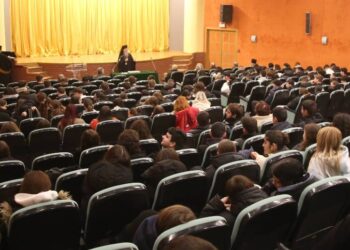 Ἐπικοινωνία τοῦ Μητροπολίτου Ναυπάκτου Ἱεροθέου μέ τά Σχολεῖα