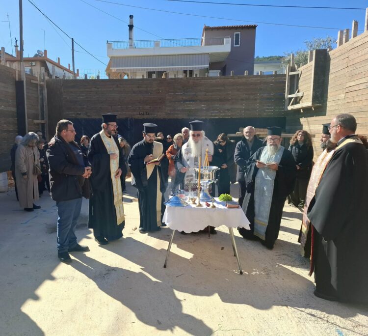 Θεμελίωση Ιερού Ναού απο τον Μητροπολίτη Θηβών Γεώργιο