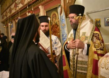 Κουρά Μοναχού από τον Μητροπολίτη Μαρωνείας