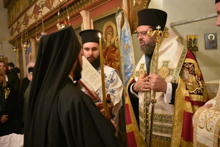 Κουρά Μοναχού από τον Μητροπολίτη Μαρωνείας