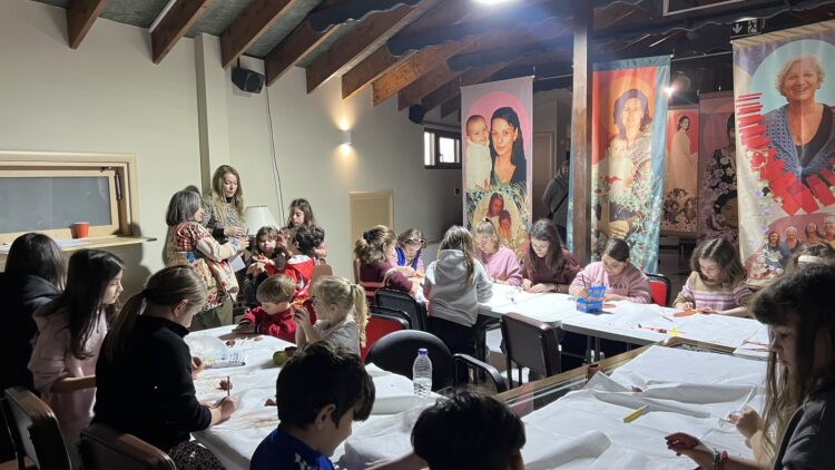 Ξεκίνησαν τα εκπαιδευτικά εργαστήρια των «Φωτίων 2026» της Ι.Μ. Κίτρους με θέμα  «Η μητρότητα μέσα από την Τέχνη»