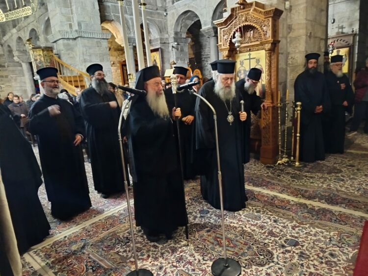 Ο Δ’ Κατανυκτικός Εσπερινός στην Παναγία Εκατονταπυλιανή με χοροστασία του Επισκόπου Μπουκόμπας