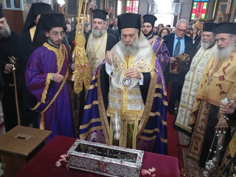 Yποδοχή της θαυματουργού δεξιάς χειρός του Αγίου Σπυρίδωνος στην Καρδίτσα