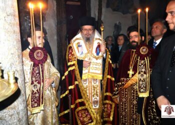 Σε κλίμα κατάνυξης πλήθος προσκυνητών συμπροσευχήθηκε στους Δ΄ Χαιρετισμούς στον βυζαντινό Μυστρά