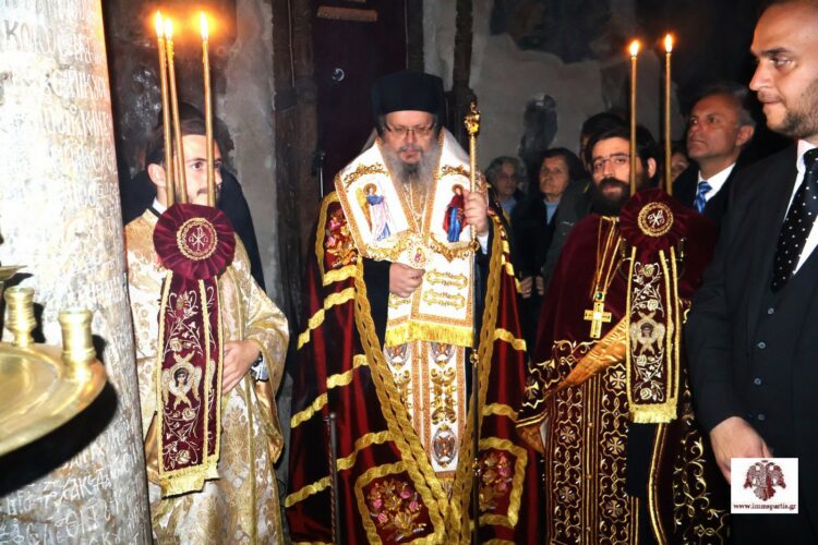 Σε κλίμα κατάνυξης πλήθος προσκυνητών συμπροσευχήθηκε στους Δ΄ Χαιρετισμούς στον βυζαντινό Μυστρά