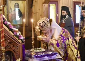 Από τη βασιλική αλουργίδα στο μοναχικό τριβώνιο