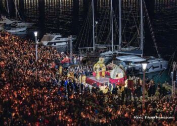 Συνάντηση των Επιταφίων στην παραλία του Βόλου