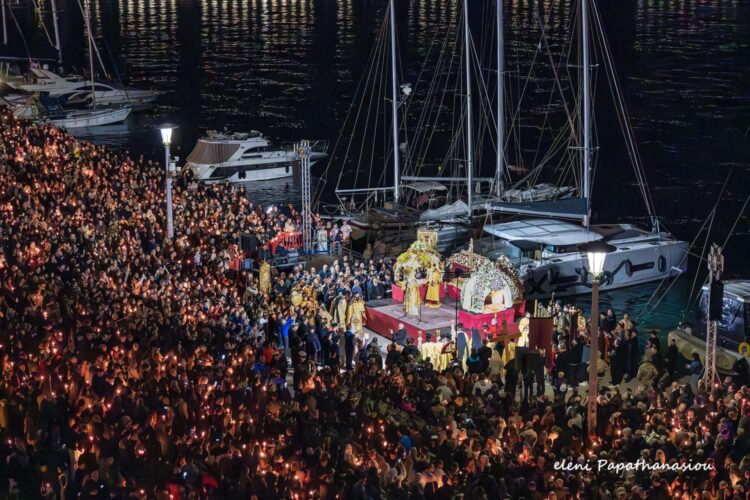 Συνάντηση των Επιταφίων στην παραλία του Βόλου