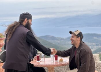 Ο Άκης Πετρετζίκης στη Μονή των Παπαροκάδων…. μαγειρεύει με μοναχούς!!