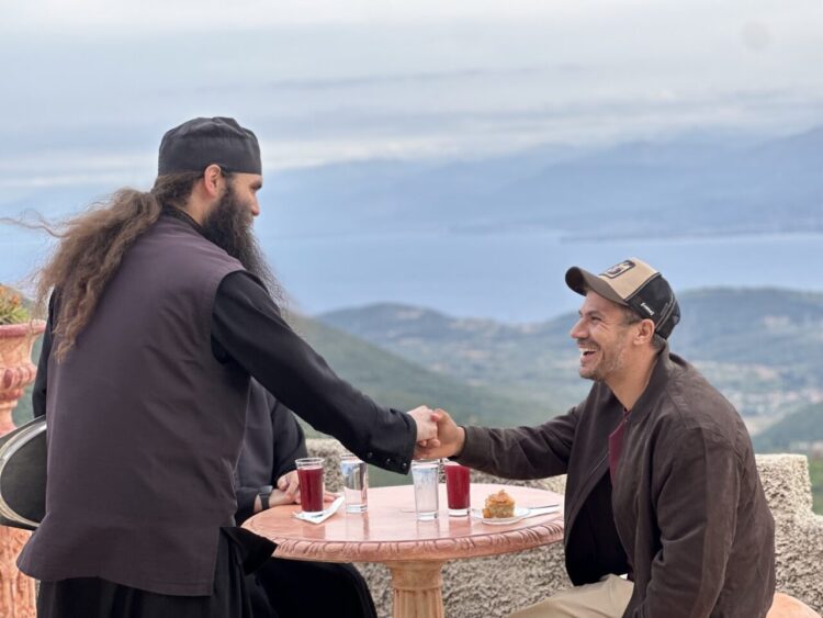 Ο Άκης Πετρετζίκης στη Μονή των Παπαροκάδων…. μαγειρεύει με μοναχούς!!