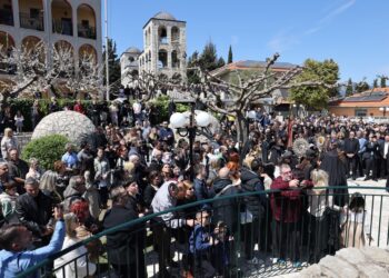 Μια λαοθάλασσα την Μεγάλη Παρασκευή στο μοναστήρι του Τρικόρφου