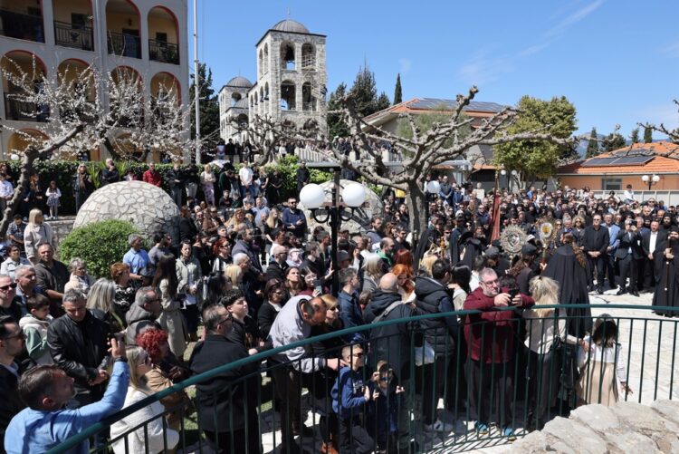 Μια λαοθάλασσα την Μεγάλη Παρασκευή στο μοναστήρι του Τρικόρφου