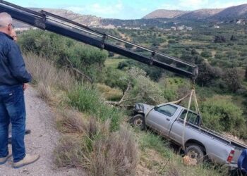 Έψαχναν τον νεοκόρο για τη λειτουργία και τον βρήκαν εγκλωβισμένο μέσα σε ΙΧ στον γκρεμό