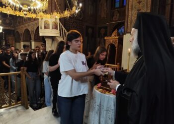 «Πολλοί σας αγαπούμε και πολλοί προσευχόμαστε για εσάς» – Συγκινητική Ιερά Παράκληση για τους μαθητές στο Μουζάκι