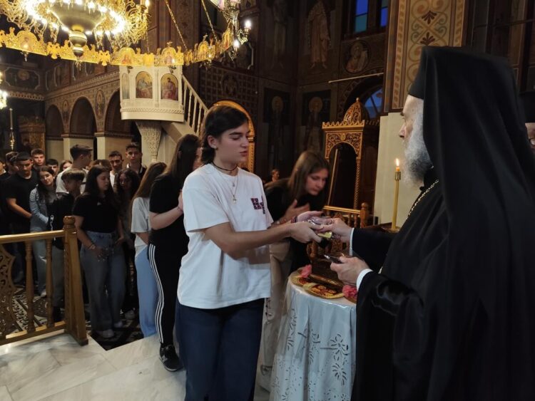 «Πολλοί σας αγαπούμε και πολλοί προσευχόμαστε για εσάς» – Συγκινητική Ιερά Παράκληση για τους μαθητές στο Μουζάκι