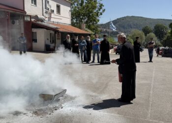 Οι Ιερείς της Ι. Μητροπόλεως Καστορίας παρακολούθησαν επίδειξη χρήσης πυροσβεστικών μέσων