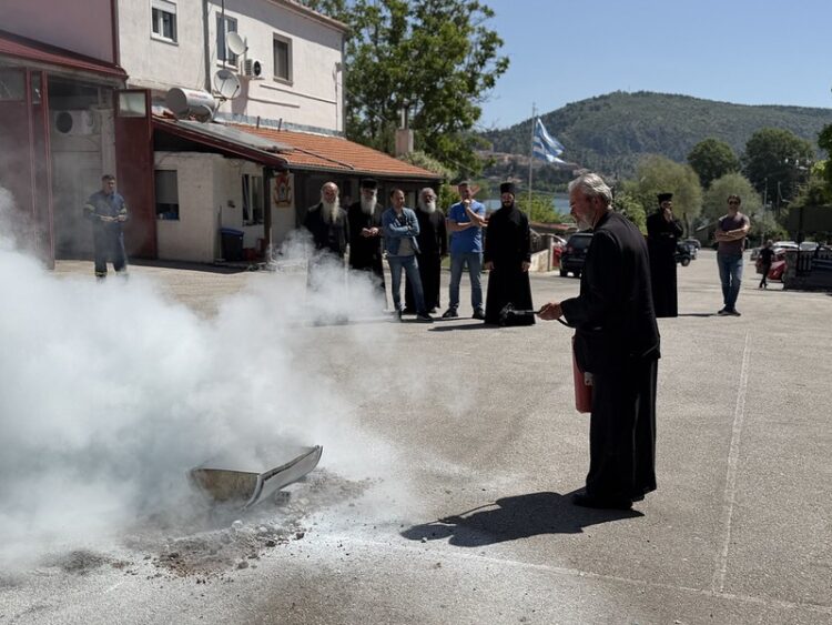 Οι Ιερείς της Ι. Μητροπόλεως Καστορίας παρακολούθησαν επίδειξη χρήσης πυροσβεστικών μέσων