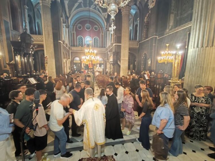 Η ΙΕΡΑ ΜΗΤΡΟΠΟΛΗ ΧΑΛΚΙΔΟΣ ΠΡΟΣΕΥΧΕΤΑΙ ΓΙΑ ΤΑ ΠΑΙΔΙΑ ΤΗΣ