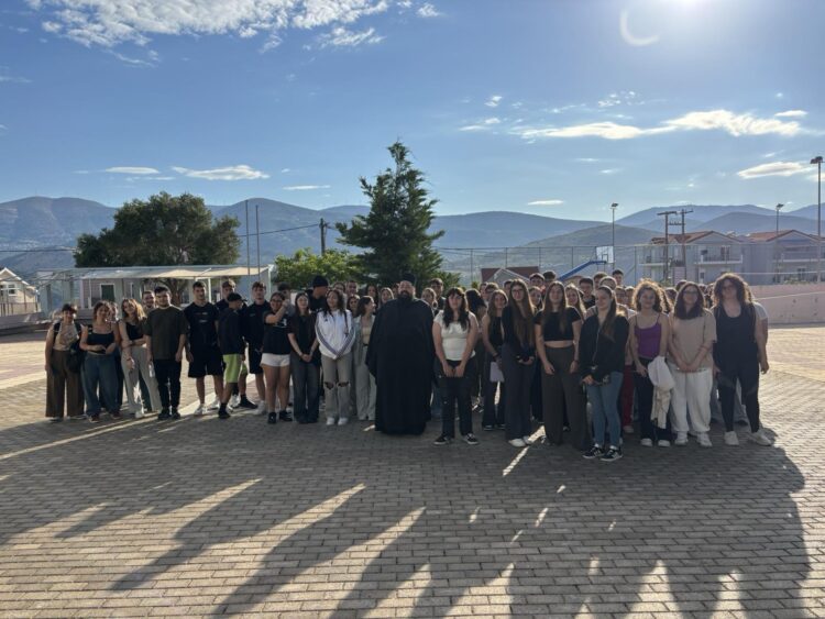 Συγκινητική ευχαριστήρια έκπληξη μαθητών του 1ου Γενικού Λυκείου Αργοστολίου στον Θεολόγο καθηγητή τους π. Δανιήλ και Ηγούμενο της Άτρου