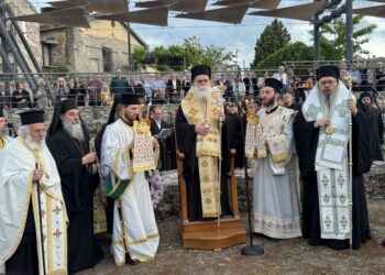 Ο υπαίθριος προεόρτιος Εσπερινός στην Αρχαία Βασιλική του Αγίου Αχιλλίου