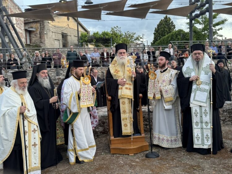 Ο υπαίθριος προεόρτιος Εσπερινός στην Αρχαία Βασιλική του Αγίου Αχιλλίου