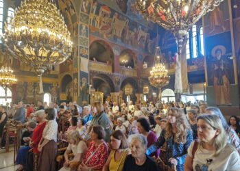 Πλήθος πιστών στον Χολαργό για την υποδοχή της Τιμίας Κάρας του Αγίου Σωφρονίου