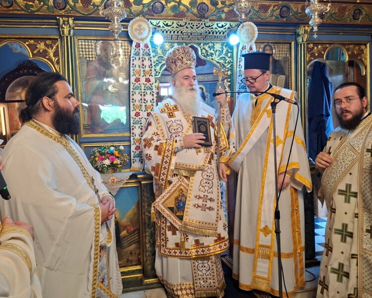 Χειροτονία Διακόνου από τον Μητροπολίτη Κορίνθου